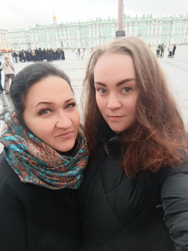 Селфи автора с мамой на фоне Дворцовой площади рядом с Эрмитажем: открытый воздух, тёплые эмоции и городской пейзаж в конце дня.