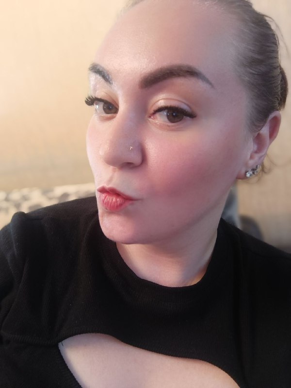 Селфи женщины с наращёнными ресницами: подчёркнутый взгляд, аккуратная форма бровей и пирсинг в носу, результат работы мастера в салоне.