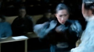 Размытое сценическое движение актёров в постановочной драке; кадр иллюстрирует артефакты движения и размытые конечности при генерации динамики.