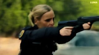 Женщина с оружием в руках в полицейской форме; кадр показывает склонность модели к добавлению разговорной мимики и возможные артефакты деталей экипировки.