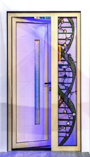 Дверь Kaleva Aluvet Esthetic в открытом положении: видим интерьерную сторону кремового цвета RAL 1015 и витражную вставку на боковой рамке.