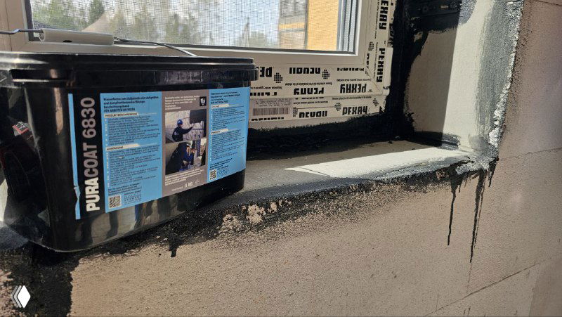 Подоконник с ведрами материала Pura Coat 6850 и полосой нанесенной черной мастики по шву — рабочая зона монтажа и защиты шва.