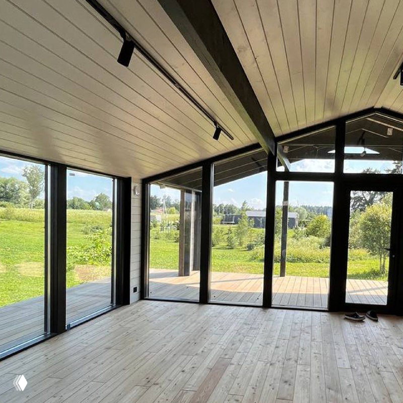 Панорамное остекление угловой террасы с высокими стеклянными полотнами на алюминиевом или пластиковом профиле — внутренняя отделка до финиша.