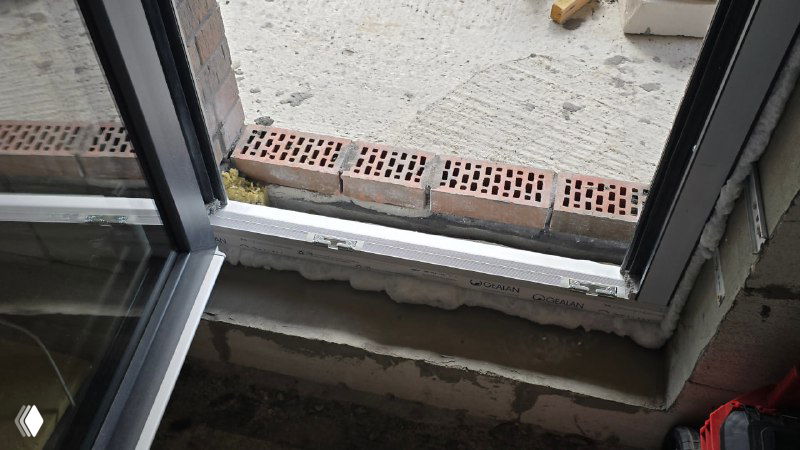 Подоконник и порог с видимой подготовкой: низкий алюминиевый порог, пространство для ПСУЛ и герметизации, вид на облицовку и кладку.