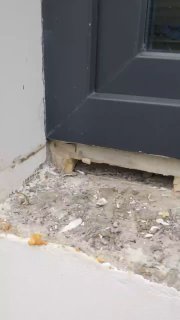 Подоконная часть окна с видимыми дефектами: пустоты под рамой, обнажённый монтажный шов и частично вытянутая пена.