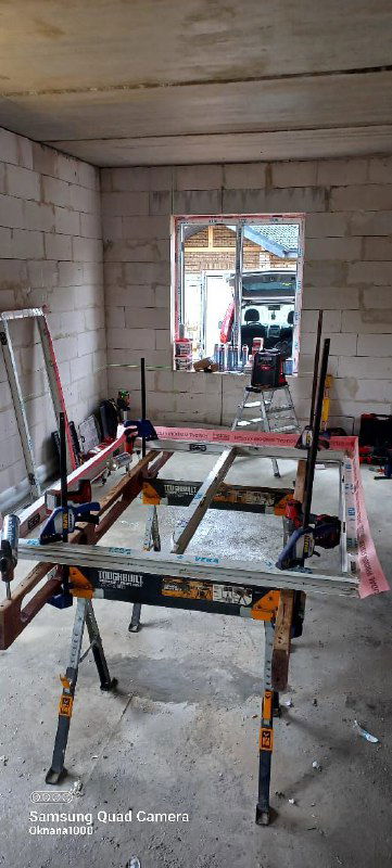 Внутренний вид комнаты из газобетона с инструментальной тележкой и приспособлениями для установки окон и регулировки рам при монтаже.