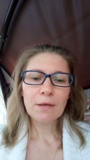 Крупный план женщины в очках в вертикальном видео, нейтральный фон; кадр иллюстрирует личное обращение автора о результате ученицы и технике РИМП
