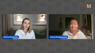 Скриншот эфира: две участницы в видеоконференции, смена кадров и подписи с именами участников на экране