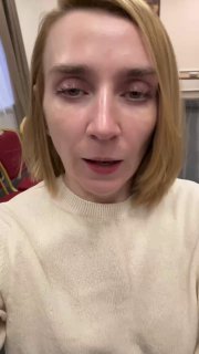 Крупный план автора канала — женщина в светлом свитере, записывает короткое видео в зале; превью мобильной съёмки, видна часть стульев и интерьер аудитории