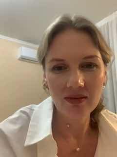 Крупный план женщины — автор канала Олеся Матёрова, съёмка в комнате, нейтральный фон, дружелюбное выражение лица.