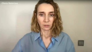 Кадр видеозаписи: женщина среднего возраста в голубой рубашке говорит в камеру на светлом фоне, демонстрация авторского курса РИМП.