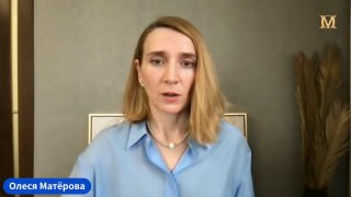 Кадр из эфира: женщина в голубой блузе разговаривает на камеру на нейтральном фоне, виден логотип в углу — скриншот видеовстречи автора.