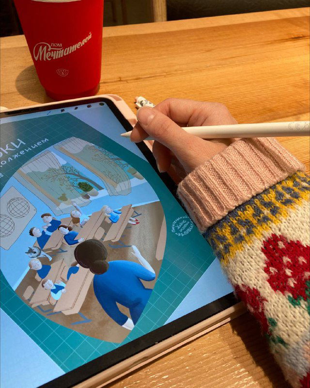 Крупный план руки с карандашом и планшета, на экране видна окончательная композиция обложки: сцена школьного класса и персонажи в центре внимания.