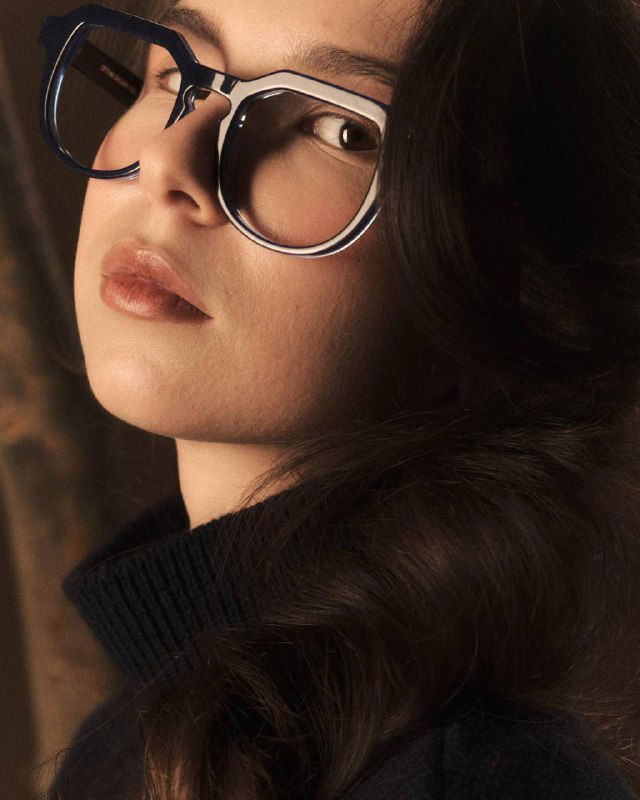 Крупный портрет модели в оправе с выраженным профилем — подчёркнута линия дужки и посадка на переносице.