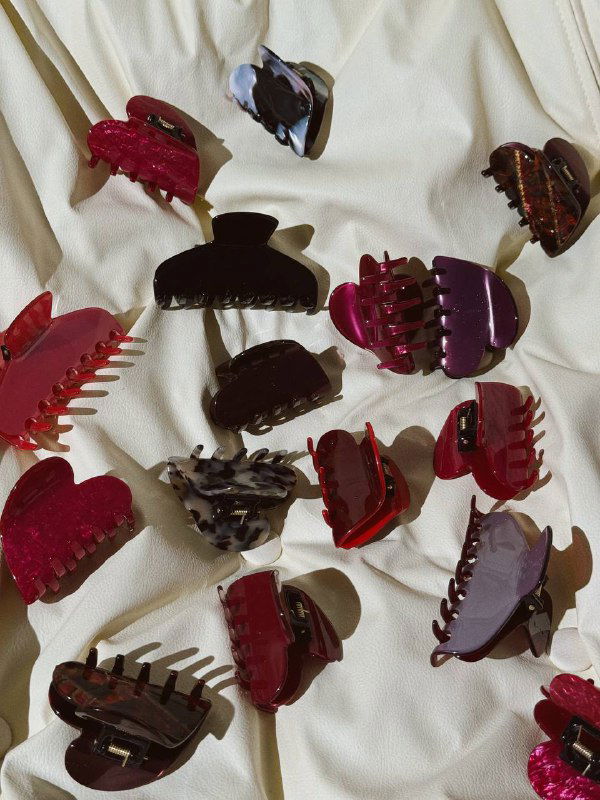 Несколько крабиков разных оттенков и форм из коллекции ODL, разбросанные на светлой ткани — демонстрация ассортимента.