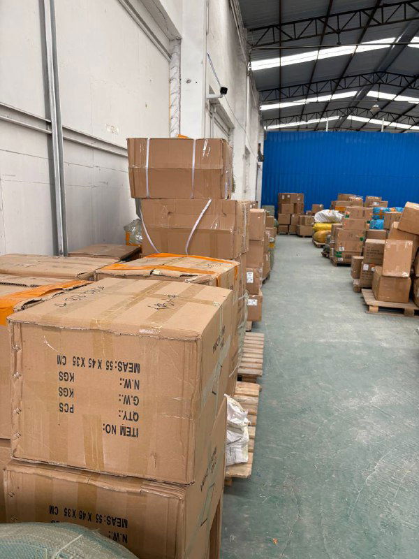 Внутреннее пространство склада Panda28 с высокими стопками коробок и паллетами, вид на кровлю и логистическую сортировку грузов, фотография демонстрирует объём отправок для клиента.