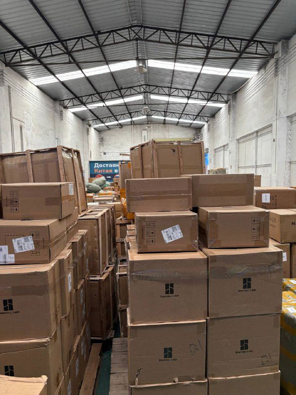 Проход склада Panda28 с маркированными коробками и упаковкой; видно подготовку отправлений и организацию хранения товаров перед отправкой в Россию для отчёта клиенту.