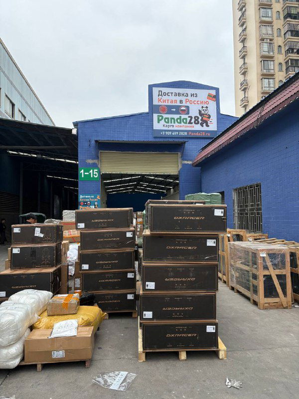 Вход в склад Panda28 с видимыми штабелями коробок и паллет; на фасаде вывеска с надписью 'Доставка из Китая в Россию'.