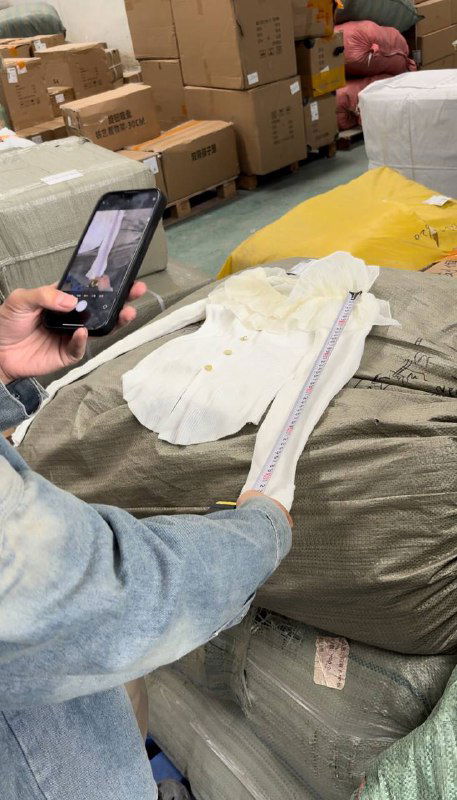 Процесс контроля: сотрудник снимает фото ярлыка и состояния упаковки на мешках и коробках перед отправкой клиенту, фиксация качества