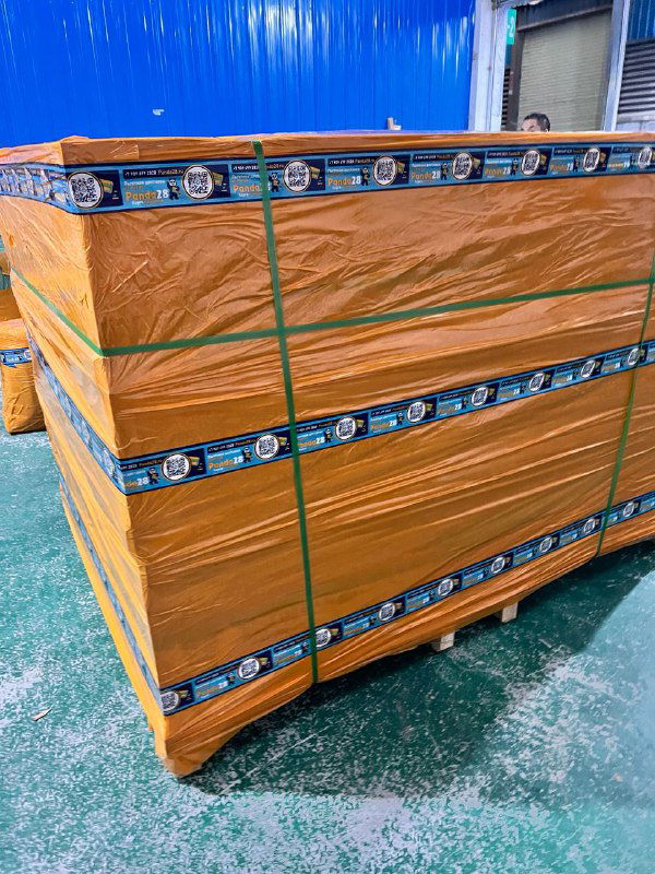 Паллета с крупногабаритной упаковкой, обмотанной плёнкой и зафиксированной стяжками на складе Panda28, подготовка к транспортировке.