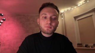 Ведущий в домашней студии смотрит в камеру на фоне тёплой подсветки и книжной полки; кадр из видеорука по визуализации данных.