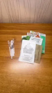 Пакеты семян овощных культур (морковь, сельдерей, укроп) и пластиковые маркеры на деревянном столе перед подзимним посевом