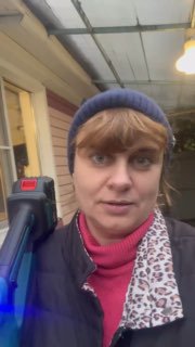 Селфи автора с новым садовым электрическим инструментом на фоне теплицы; видно лицо автора, рукоять и часть корпуса устройства, рабочая обстановка.