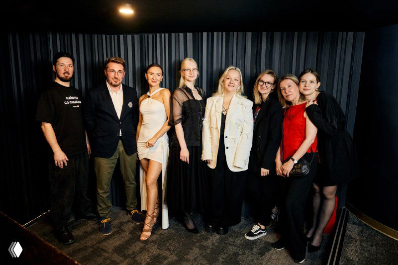 Группа гостей и организаторов в официальной зоне: деловой стиль, вечерние наряды и общая фотография членов команды и участников Meat Night.