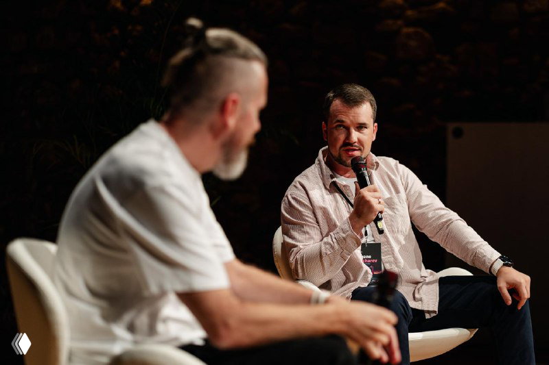 Two panelists in conversation on stage at the Future Unicorns Party 2025, close-up showing engagement between founders and moderators.