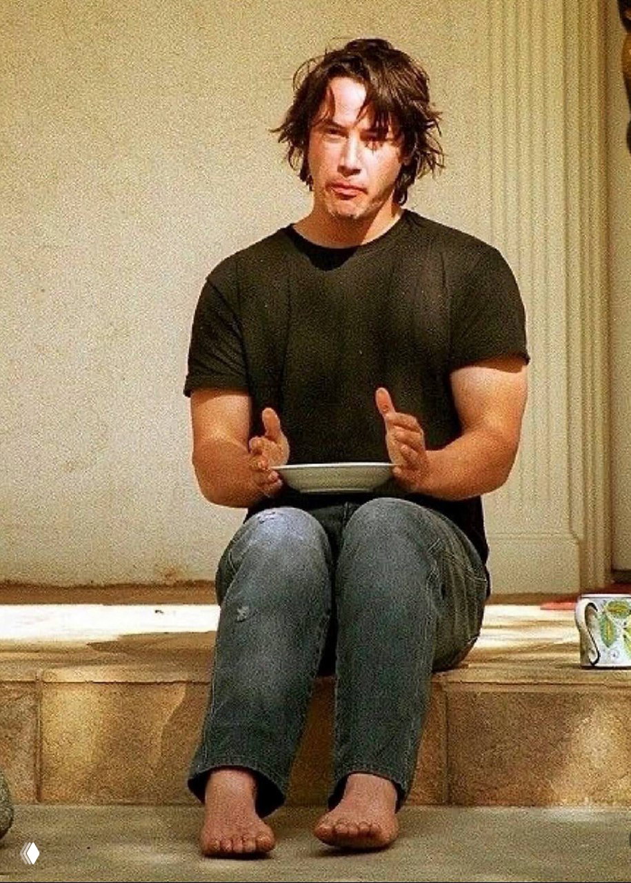 Мужчина в футболке сидит на ступенях без обуви с тарелкой, кадр передаёт простоту и неформальность повседневной жизни актёра вне сцены.