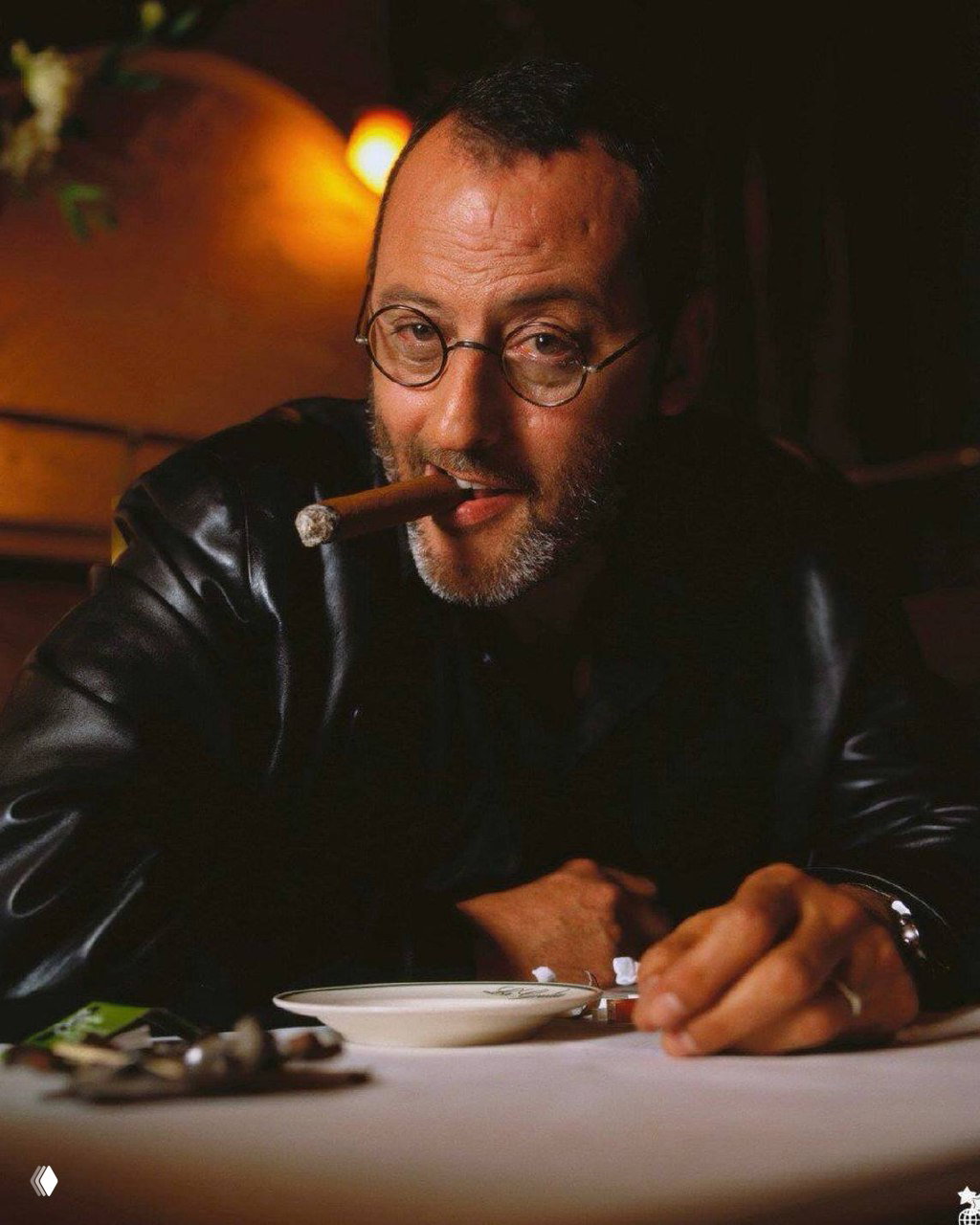 Портрет мужчины в кожаном пиджаке, сигара в губах, мягкое тёплое освещение создаёт ощущение интимной беседы и отдыха.