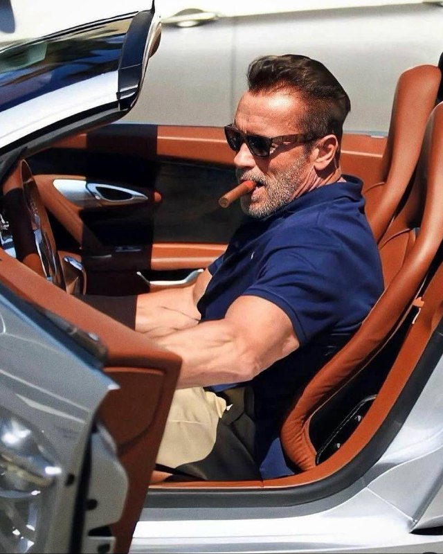 Мужчина за рулём кабриолета с сигарой, кадр передаёт сочетание скорости, статуса и личного удовольствия от курения.