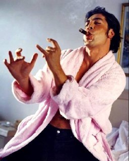 Мужчина в домашнем халате с сигарой, кадр передаёт игривую и расслабленную сторону ритуала курения в интерьере.