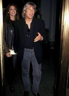 Пара на улице: мужчина в пиджаке и женщина рядом, кадр подчёркивает стиль, возраст и уверенную манеру держаться вдвоём в светской обстановке.