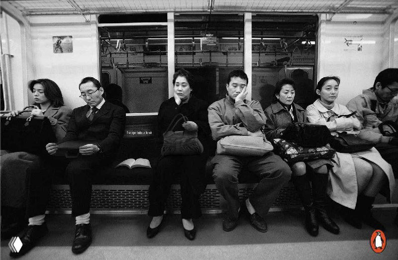 Чёрно-белый снимок вагона метро с пассажирами; на одном из сидений лежит раскрытая книга, подчёркивающая идею «побега в книгу».