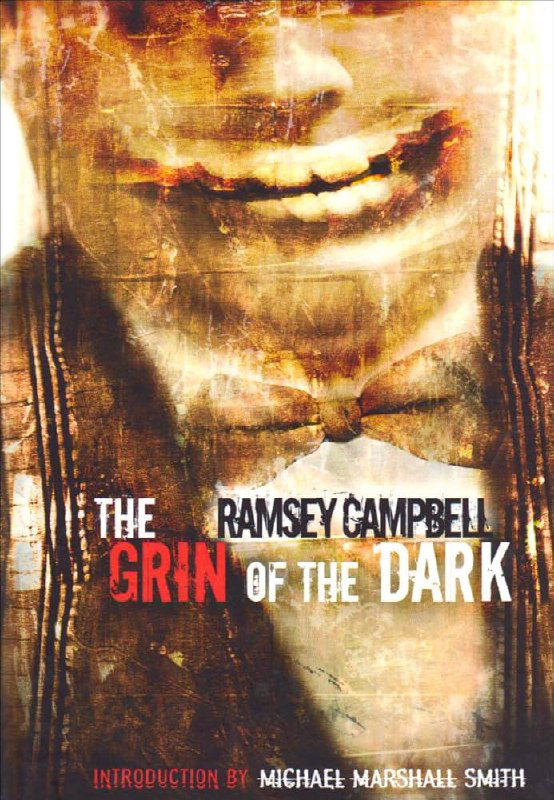 Обложка романа Рэмси Кэмпбелла «Усмешка тьмы»: винтажный портрет с широкой зловещей улыбкой, тёмные тона и газетная текстура оформления.