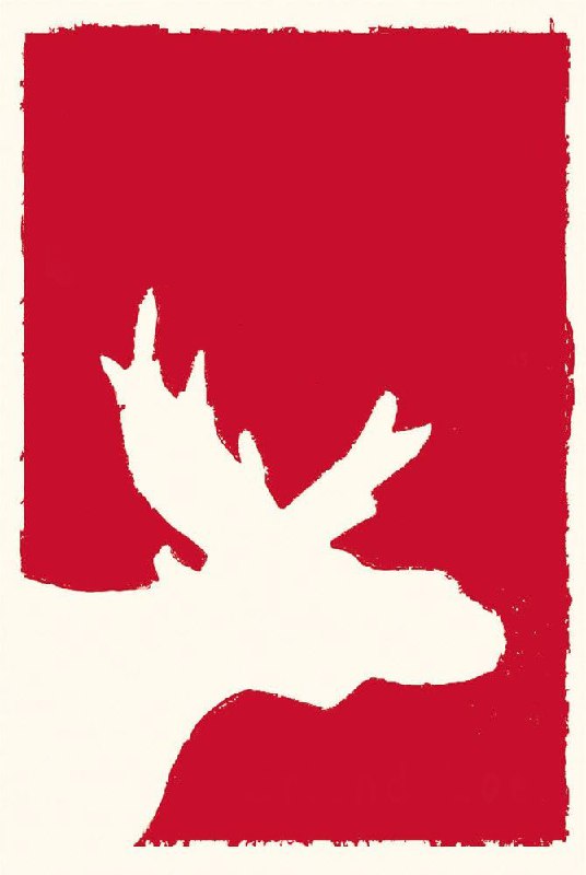 Обложка книги: ярко-красный прямоугольник с белым силуэтом головы лося или оленя, лаконичный дизайн с северной, скандинавской эстетикой и праздничной цветовой палитрой.