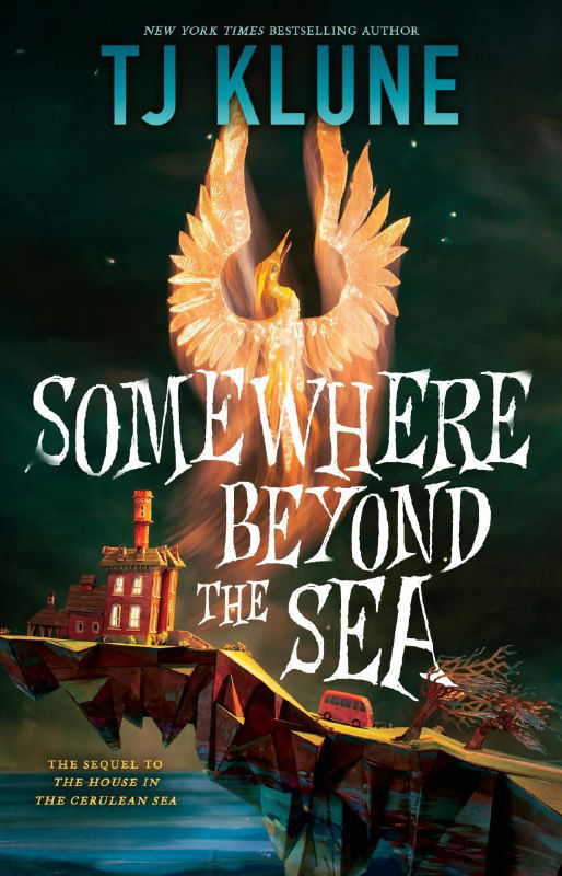 Обложка Somewhere Beyond the Sea Т. Дж. Клуна: ночной прибрежный пейзаж с домом и светящимися крыльями, создающая ощущение магического приключения.