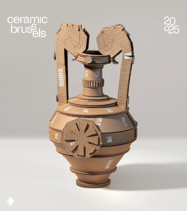 Декорированная ваза-торс с колесообразным элементом и декоративными вставками, студийная съёмка на светлом фоне, акцент на форме.