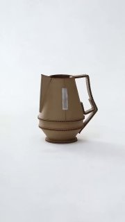 Удобная емкость-кувшин с широкой ручкой и прямыми гранями, минималистичный дизайн, нейтральный студийный фон.