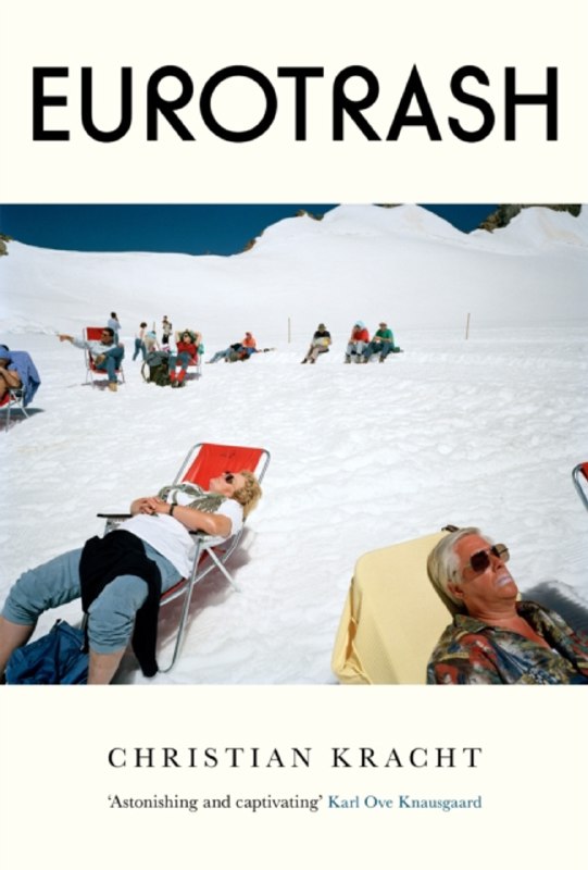 Обложка «Eurotrash» с пляжной сценой: люди на шезлонгах, солнце и ироничный контраст с заголовком романа на белом фоне.
