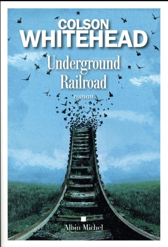 Обложка английского издания Colson Whitehead «The Underground Railroad» с лестницей, уходящей в небо, и названием книги вверху.