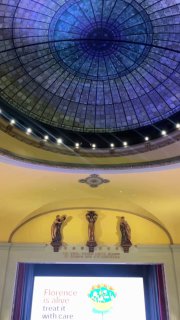 Крупный план витражного купола Giunti Odeon: детализированный купол с орнаментом и подсветкой, центральный декоративный элемент интерьера.