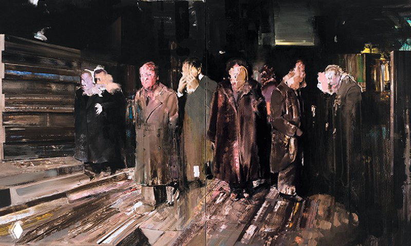 Ряд фигур в пальто на урбанистическом фоне, широкие горизонтальные мазки создают эффект движения и отрешённости.