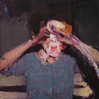 Фигура, закрывающая лицо руками; драматичные мазки и контрастные пятна краски подчёркивают эмоциональный накал сцены.