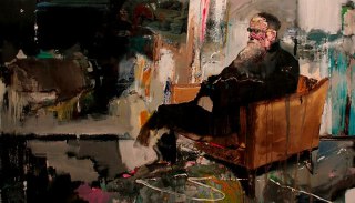 Мужчина, сидящий в кресле в студии художника; вокруг — художественный беспорядок и следы процесса работы над холстом.