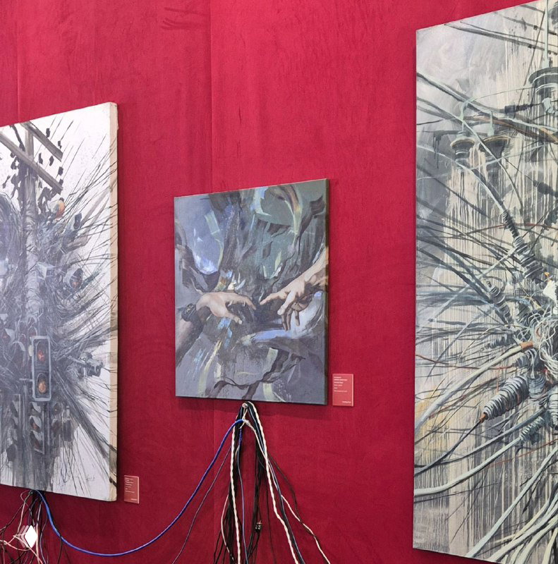 Триптих с изображением проводов и центральной панелью со вставками, слева и справа — абстрактные композиции, инсталляция на красной стене.