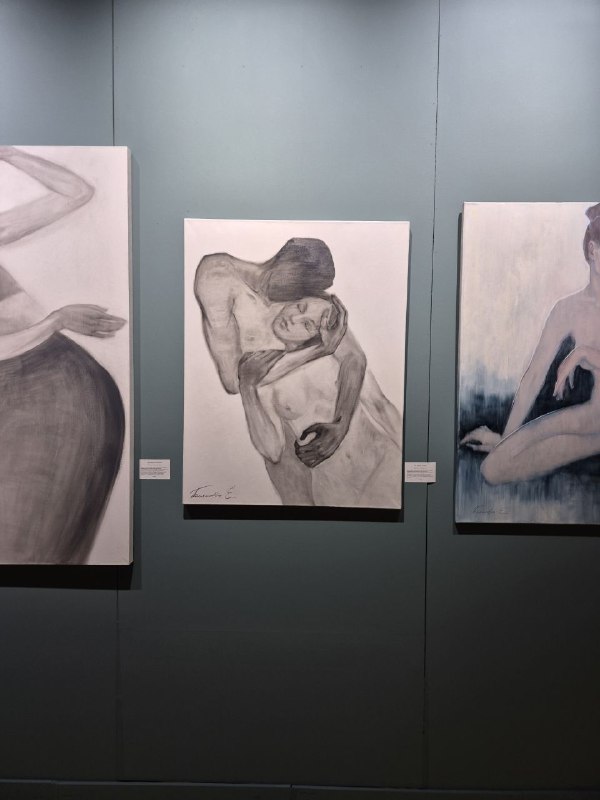 Серия серых фигурных портретов/фигур на зелёной стене — монохромные картины в духе современных персонажных образов.