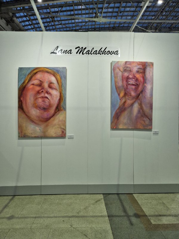 Две крупные портретные живописные работы автора Lena Malakhova на белой стене, выраженные, с акцентом на лицо и эмоции.