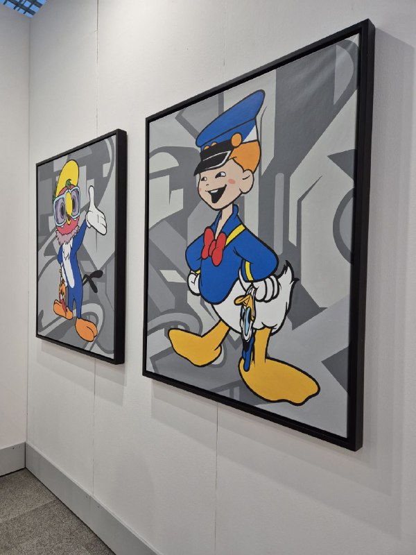 Картины с мультяшными героями в яркой стилизации — изображён Дональд Дак и ещё один персонаж в поп-арт манере.